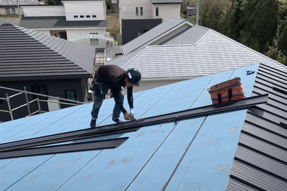 屋根工事をする飛田板金のスタッフ