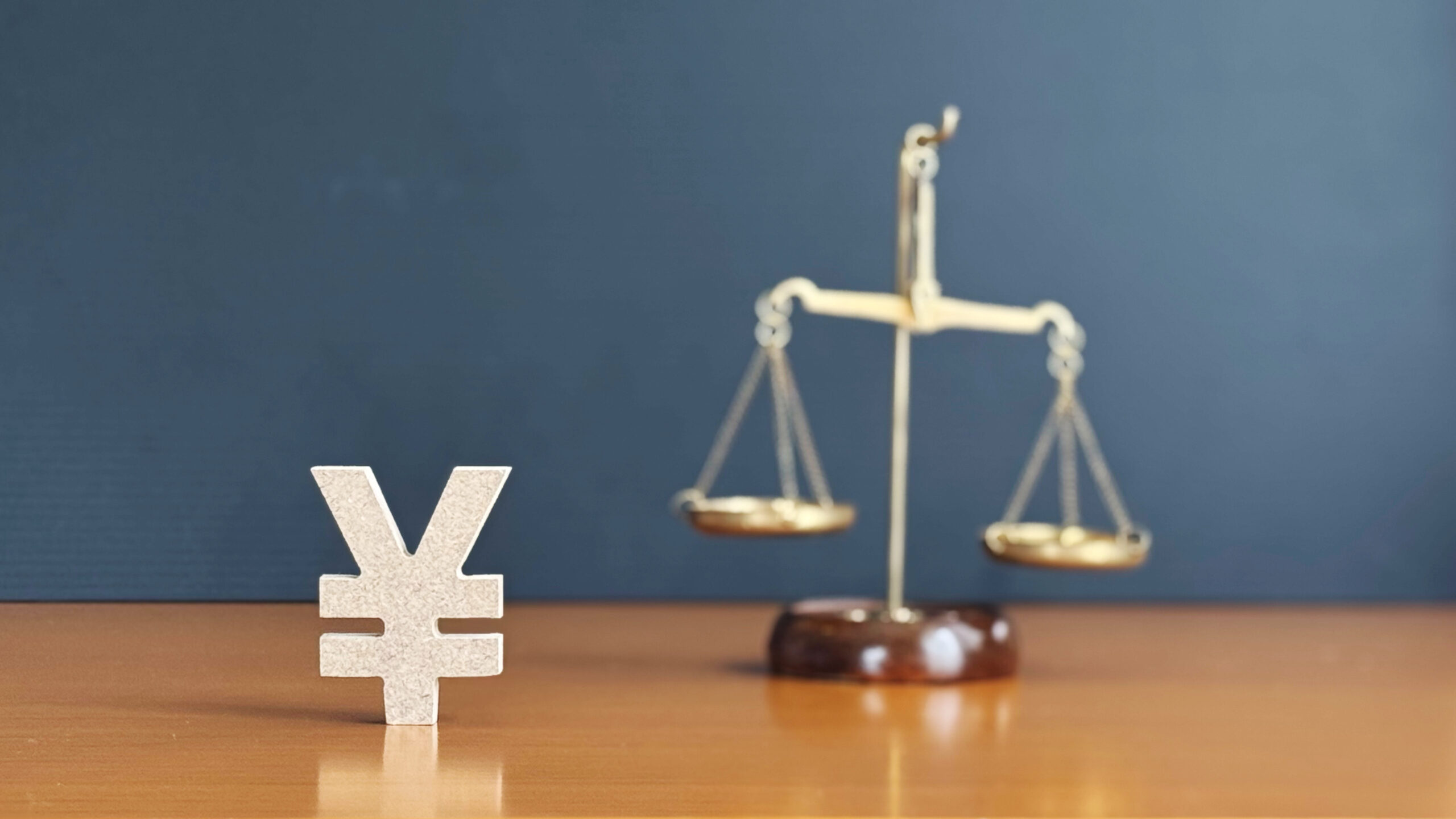 立体の日本円マークと天秤